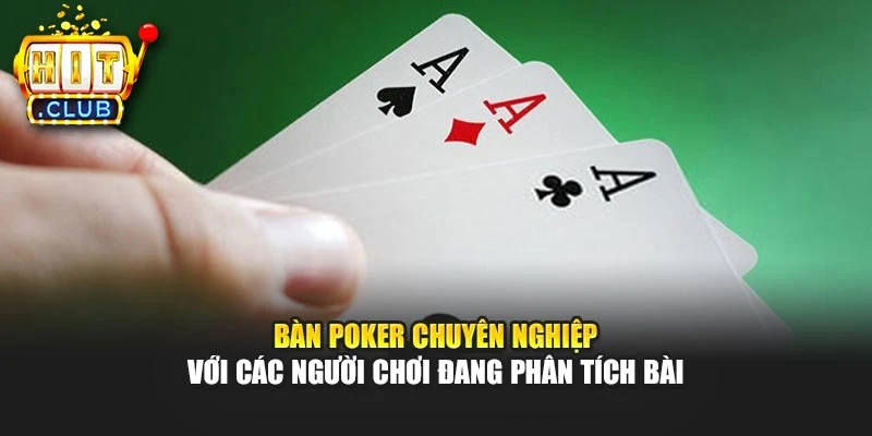 Bàn poker chuyên nghiệp với các người chơi đang phân tích bài